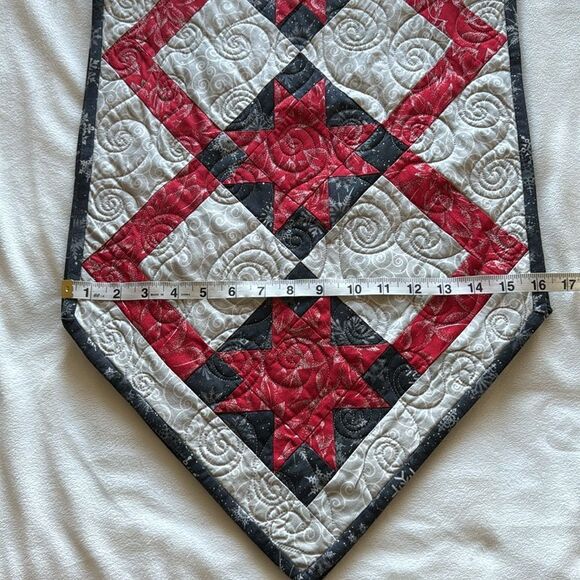 Handcrafted winter table runner - Picture 6 of 8